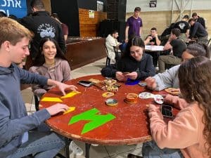 פעילות מבוססת משחק לבני נוער